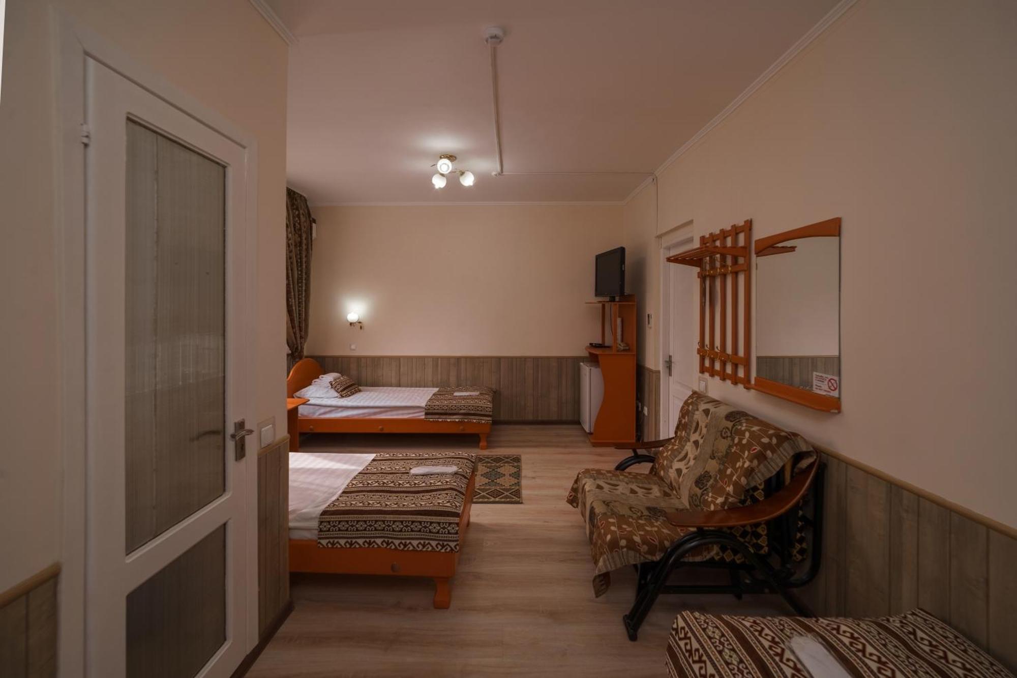 Alpinist Hotel Biszkek Zewnętrze zdjęcie