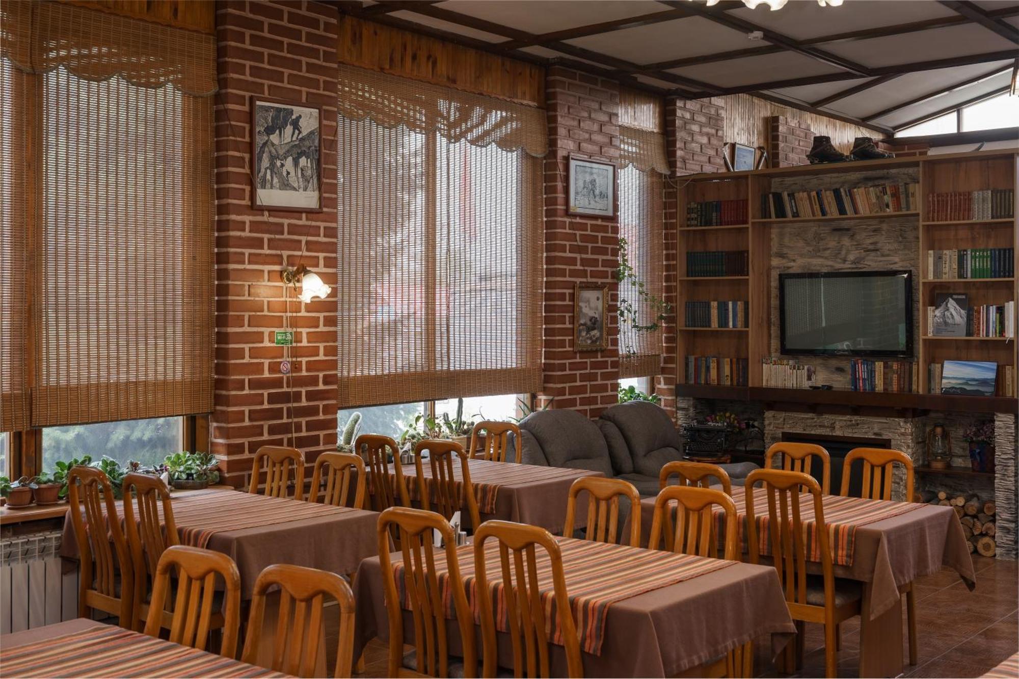 Alpinist Hotel Biszkek Zewnętrze zdjęcie