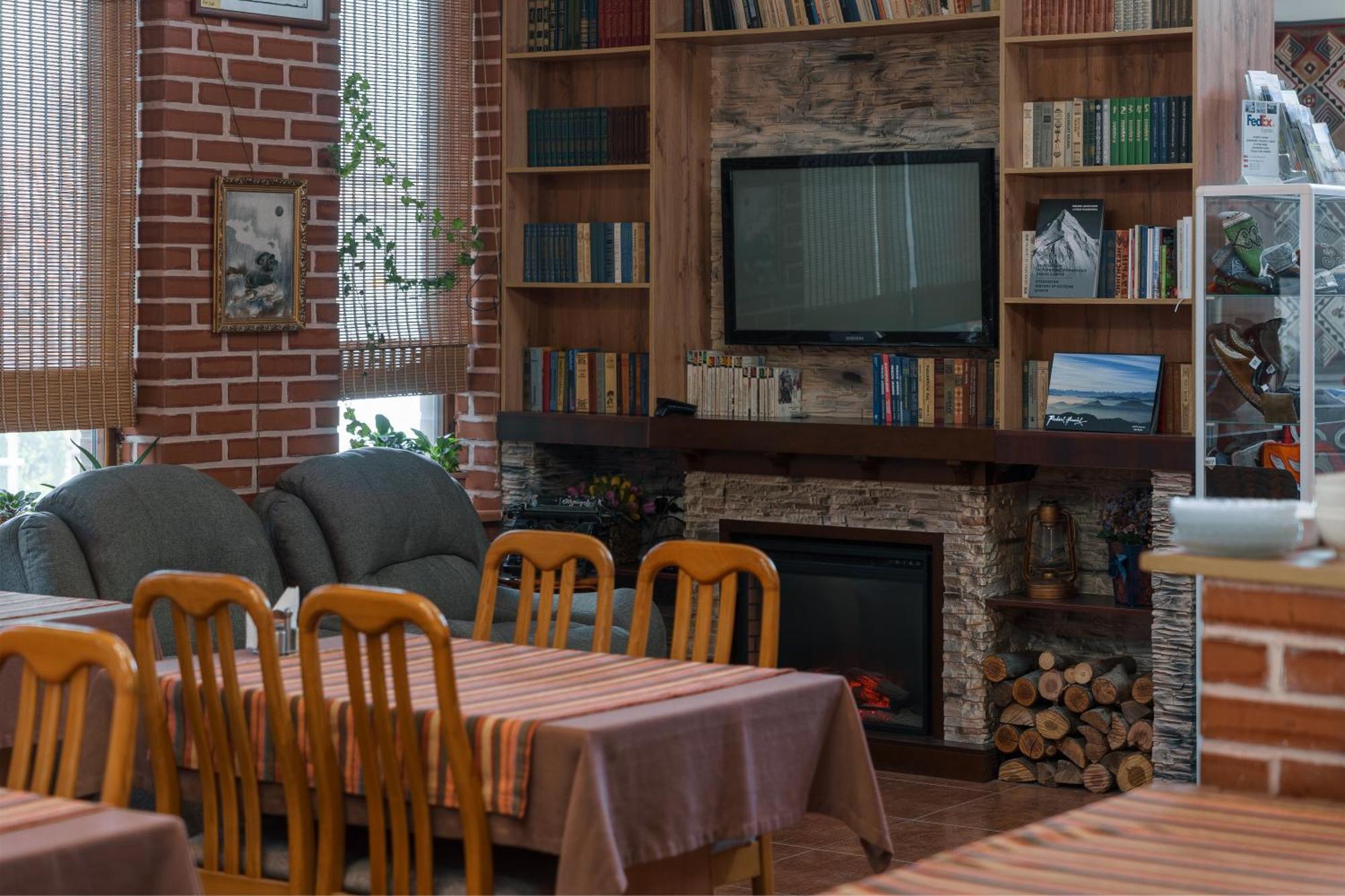 Alpinist Hotel Biszkek Zewnętrze zdjęcie