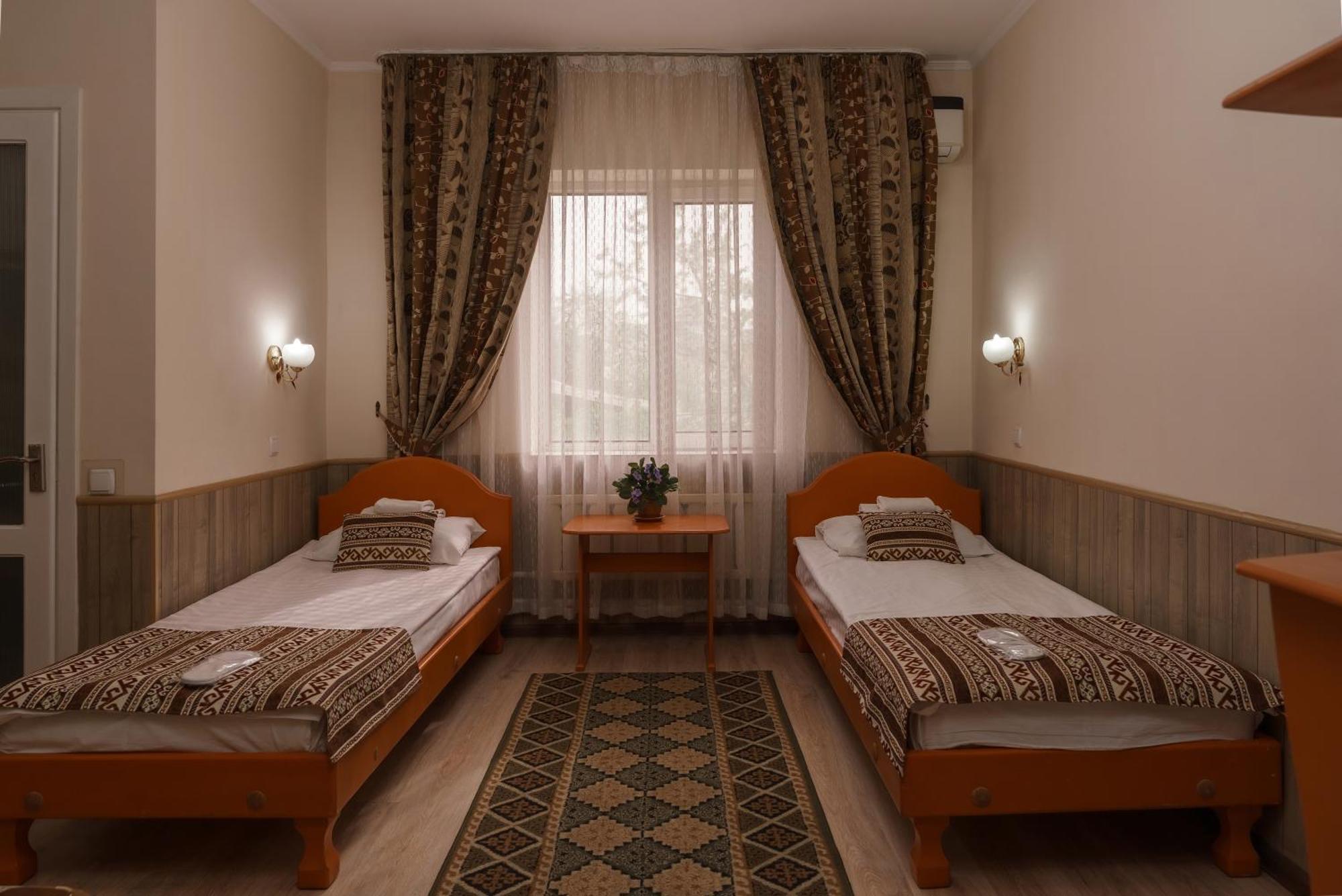 Alpinist Hotel Biszkek Zewnętrze zdjęcie