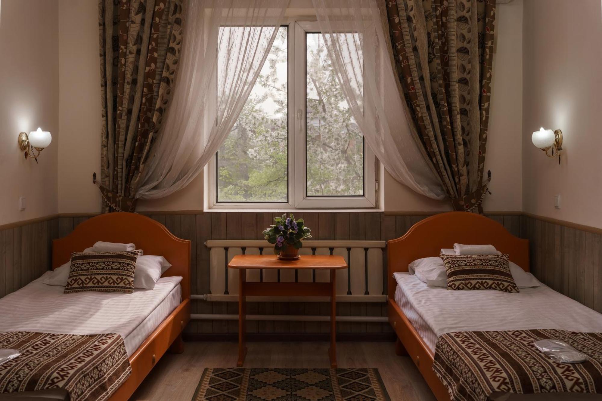 Alpinist Hotel Biszkek Zewnętrze zdjęcie