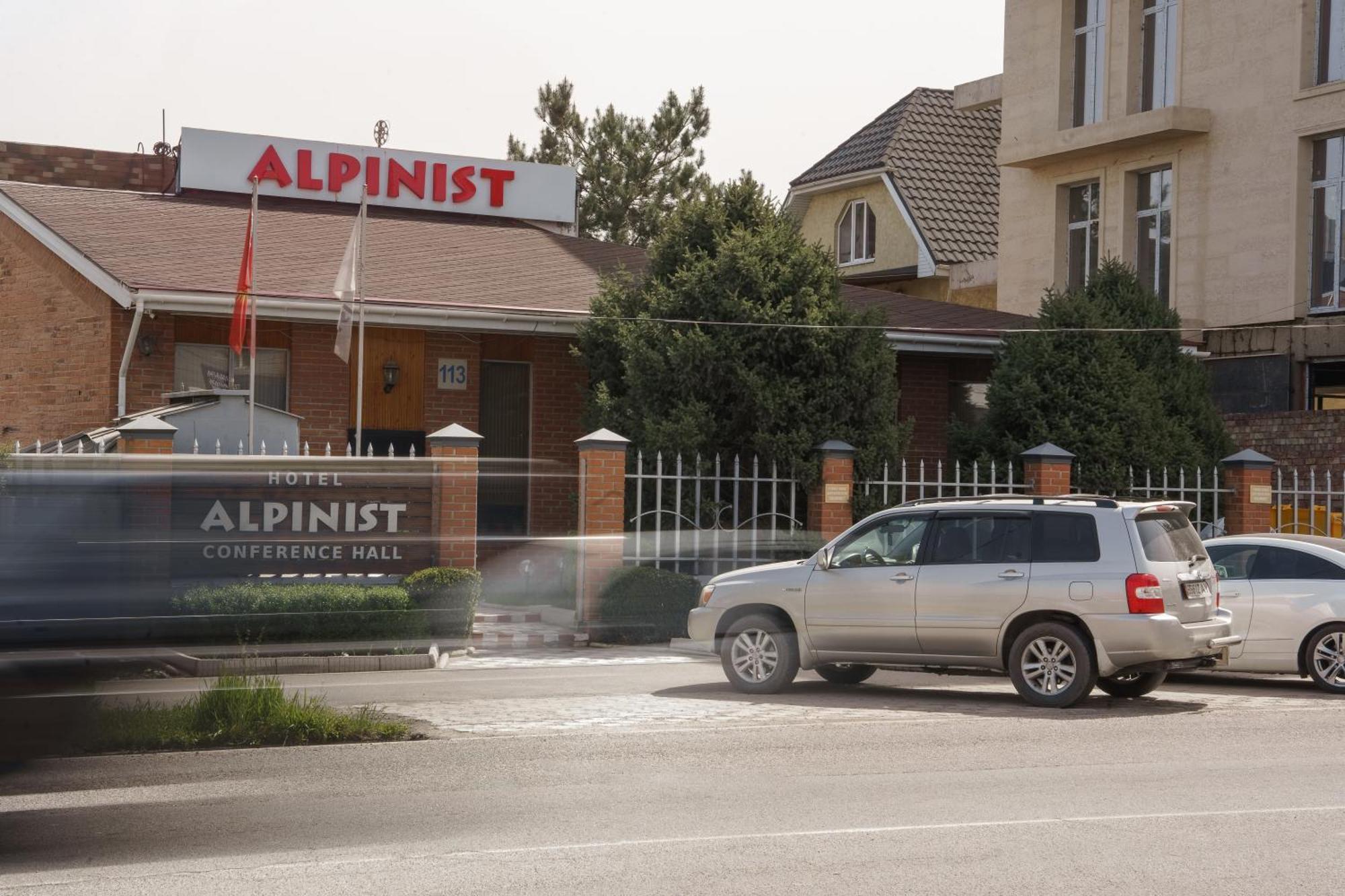 Alpinist Hotel Biszkek Zewnętrze zdjęcie