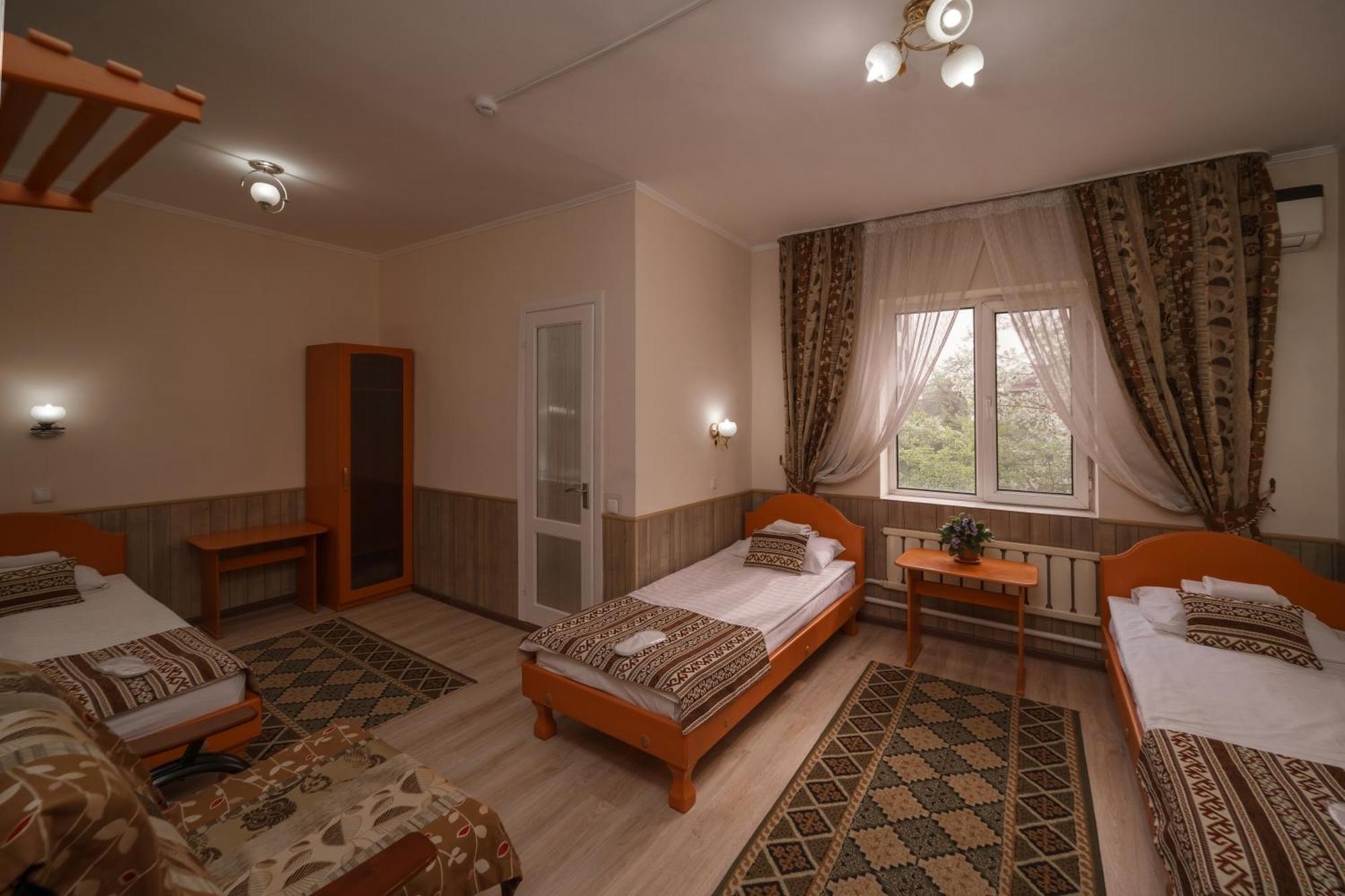 Alpinist Hotel Biszkek Zewnętrze zdjęcie