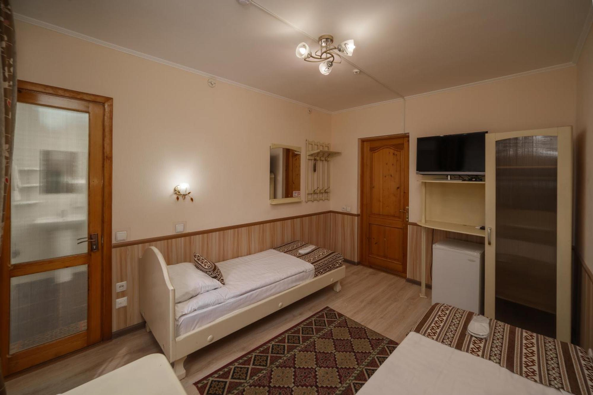 Alpinist Hotel Biszkek Zewnętrze zdjęcie