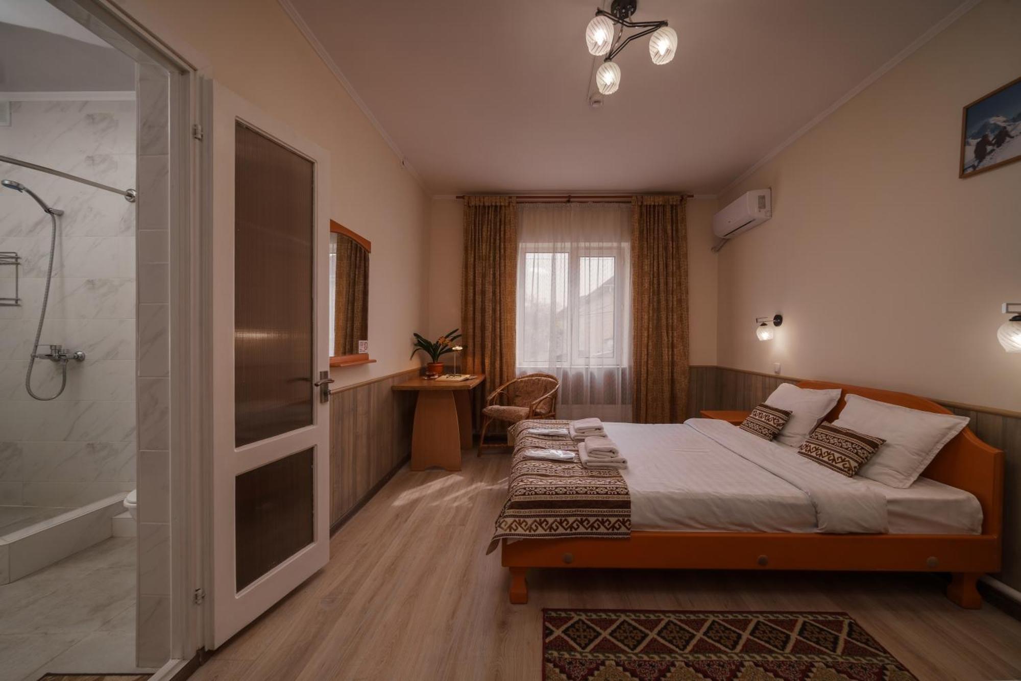 Alpinist Hotel Biszkek Zewnętrze zdjęcie