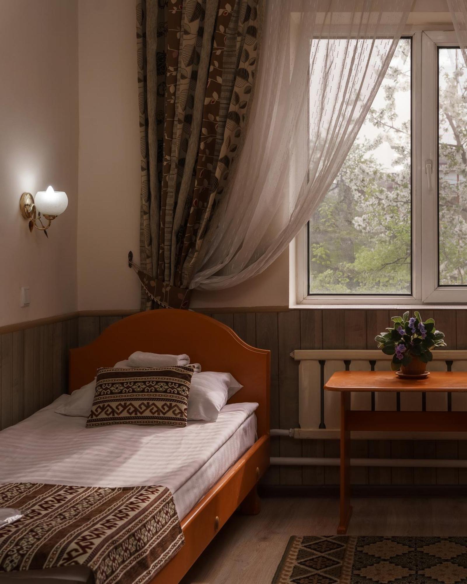 Alpinist Hotel Biszkek Zewnętrze zdjęcie